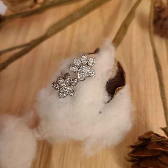 🐾🐾NEW🐾🐾Super Adorable Paw Print earrings with CZ'S - Picture 8 of 13